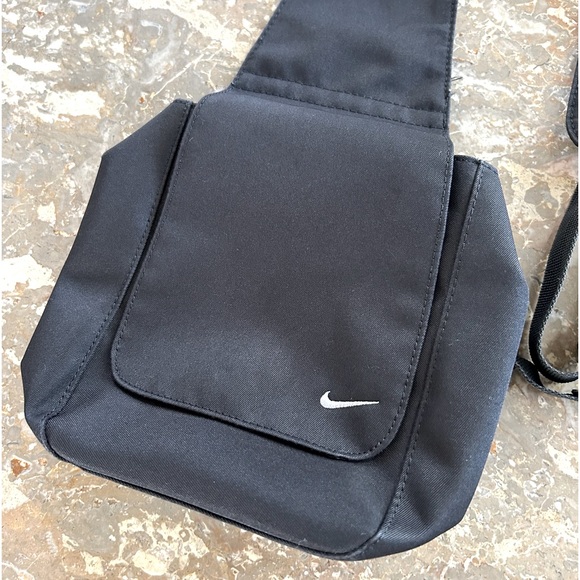 Nike | Unisex black crossbody bag, front snap flap, adjustable strap, pocket, OS - Picture 11 of 13